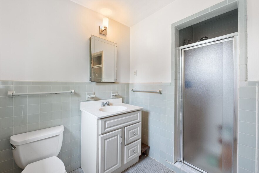 Primary Bathroom - 33B Troy Dr