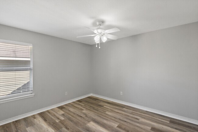 Building Photo - 1002 Crested Point Dr