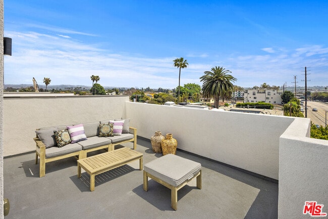 Building Photo - 4916 1/2 S Centinela Ave