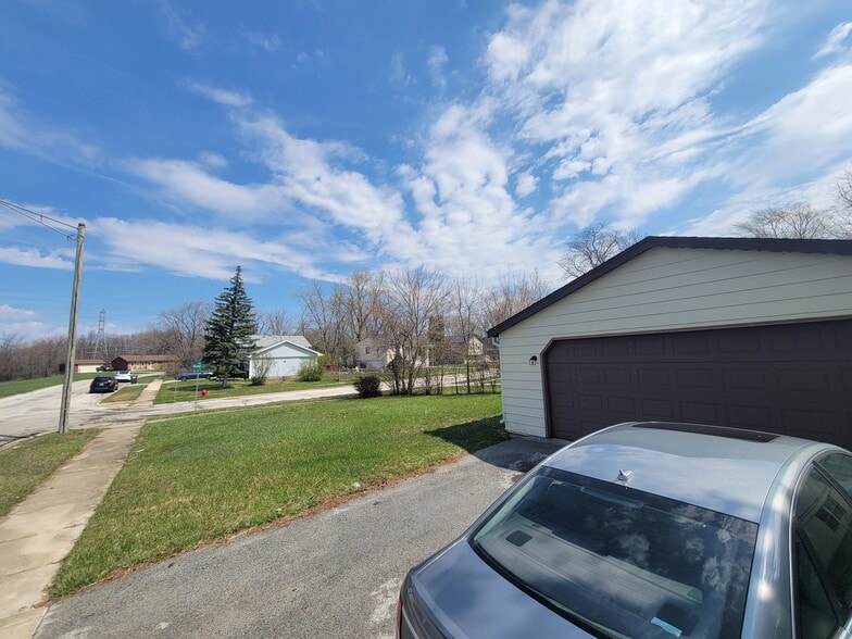 lawn on side of house - 22005 Balmoral Dr