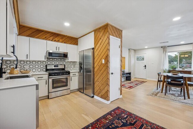 Building Photo - 6809 Meadow Cir