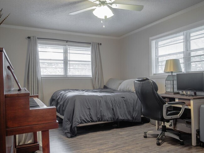 Building Photo - 411 College Blvd