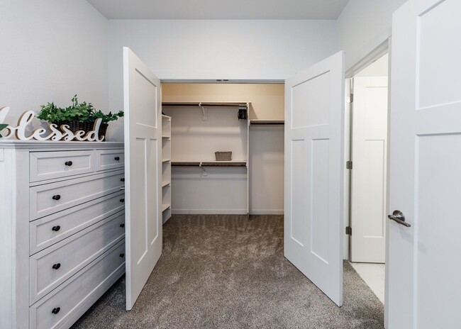 Building Photo - FULLY FURNISHED 3 Bed Luxury End Unit Townhome backs to Nature