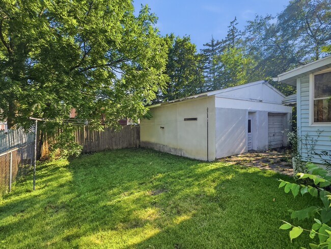 Building Photo - 2130 Brady Ave
