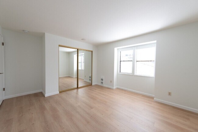 Building Photo - 2bd/1.75ba Kirkland Condo