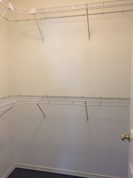 walking closet third bedroom - 4433 115th St SE