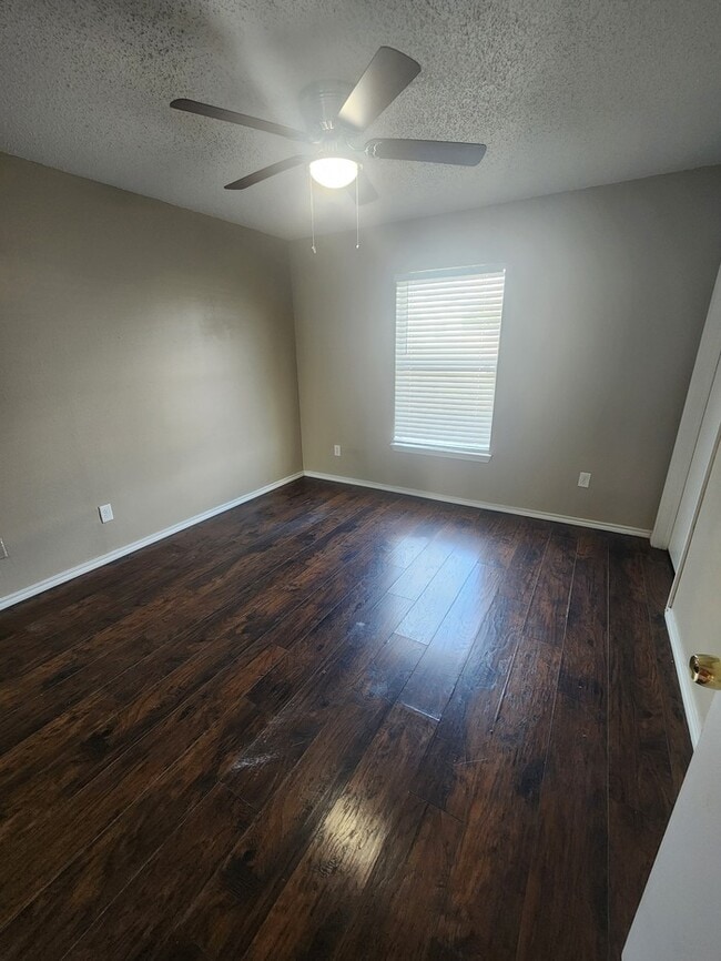 Building Photo - 4 bed 2 bath home