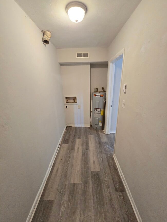 Building Photo - BEAUTIFUL TWO BEDROOM 1.5 BATHROOM APARTME...