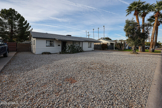 Building Photo - 1007 E Montebello Ave