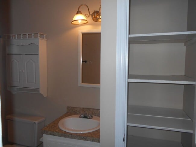 Building Photo - 2 bedroom townhome blocks from the beach.