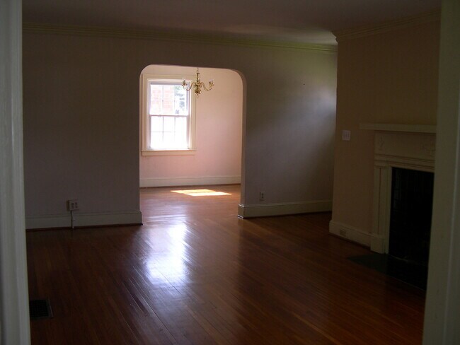 Building Photo - 3 bedroom, 1 bathroom house on Central Ave