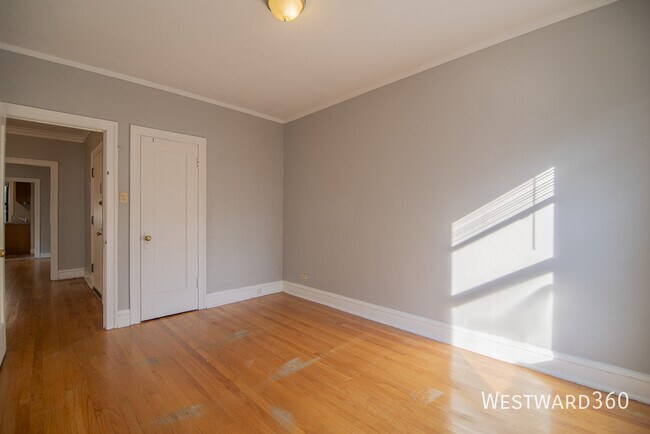 Building Photo - 6055 N Hermitage Ave