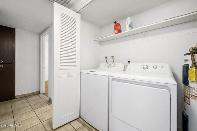 Building Photo - 5232 W Mauna Loa Ln