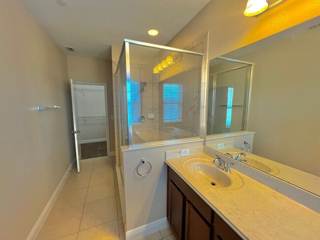 Building Photo - Spacious 4 Bed, 3.5 Bath Lake Mary Home in...