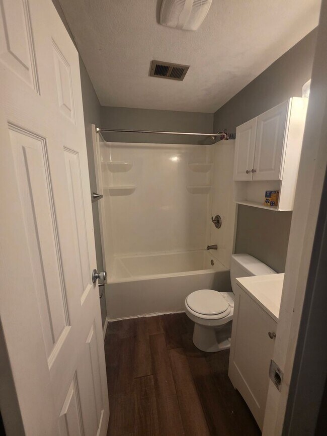 Building Photo - LIMITED TIME**NO APPLICATION FEE**1/2 OFF ...