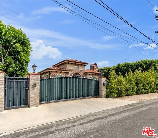 Building Photo - 5310 Leghorn Ave