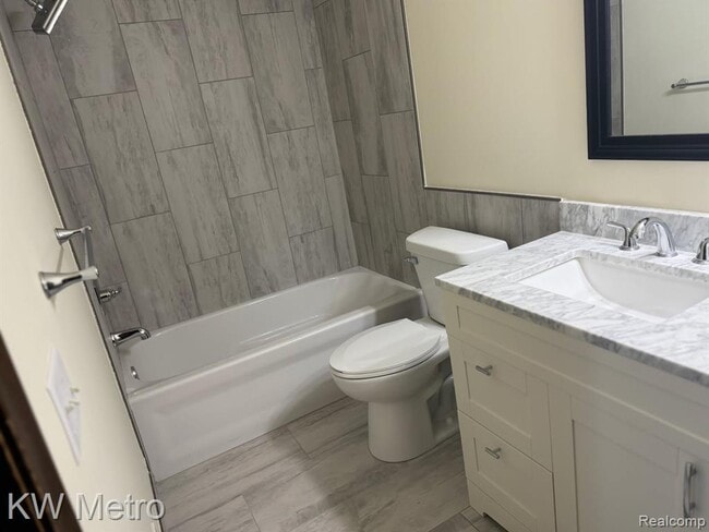 Building Photo - 2049 Duck Lake Rd N