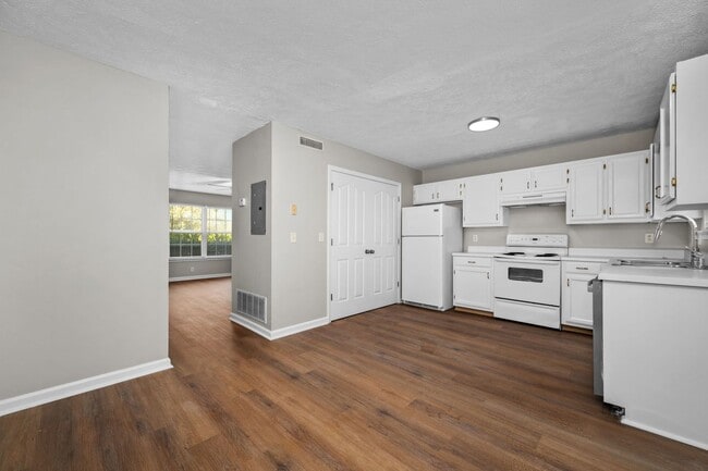 Building Photo - 2426 Willowbrook Dr