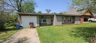 Building Photo - 2421 Pecan St