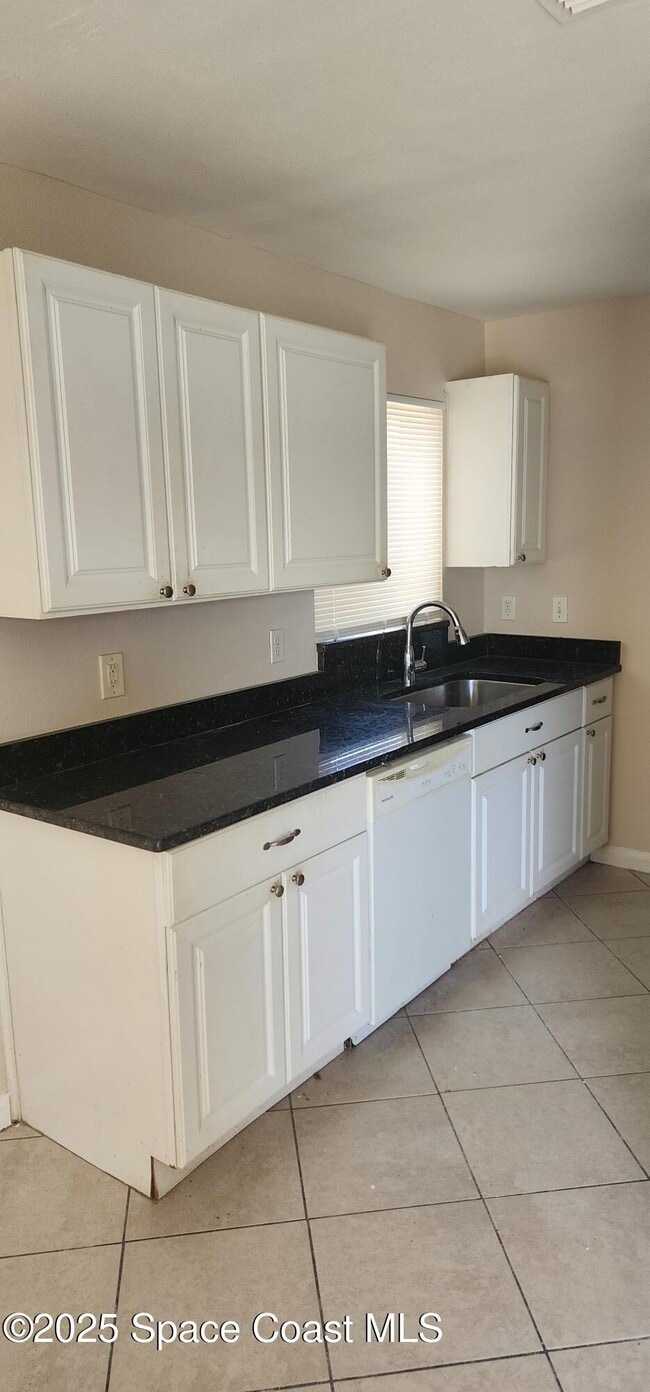 Building Photo - 320 St Regis Dr