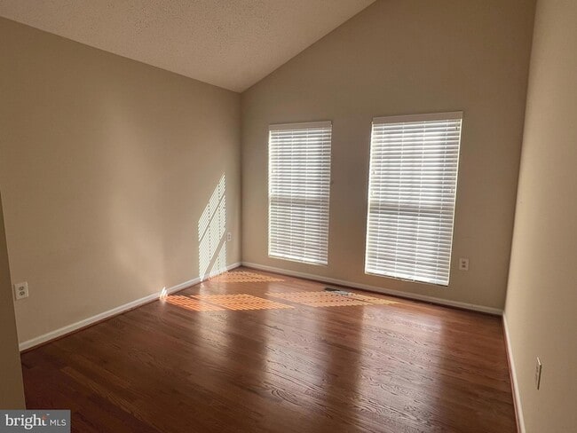 Building Photo - 407 Deerpath Ave SW