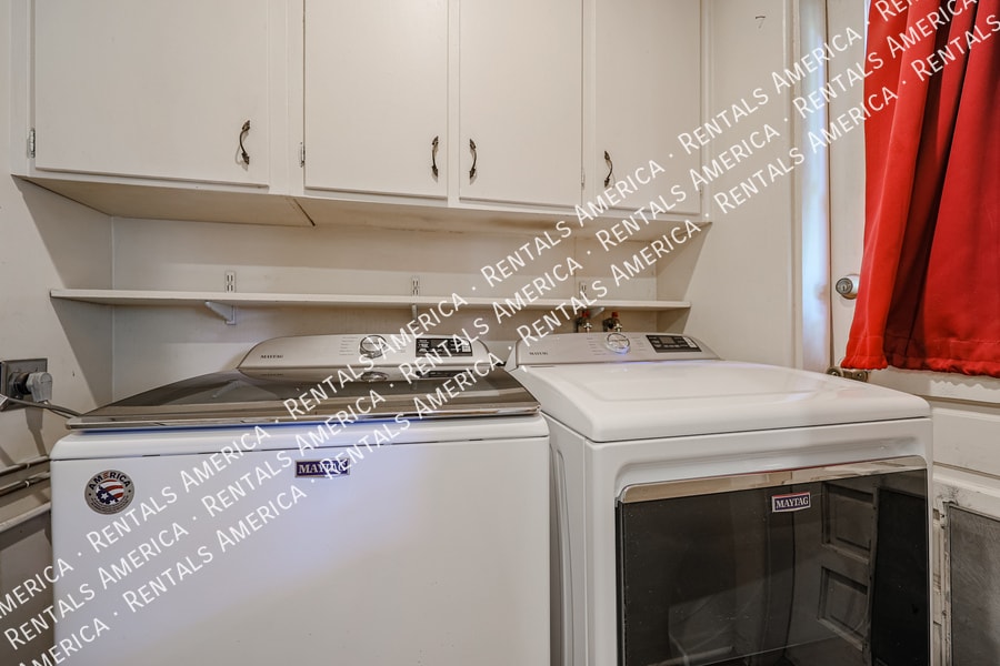 Building Photo - 2911 E Flower St