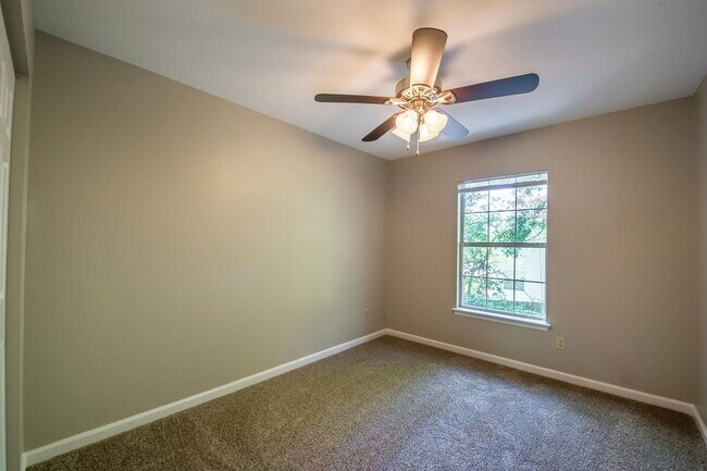 Building Photo - Gorgeous 4 BR 3 BA Town House Right By FSU and TCC!