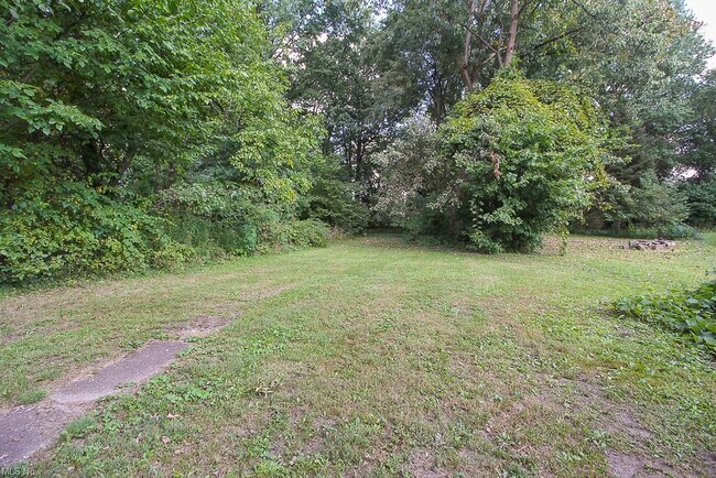 Building Photo - 653 Allyn St