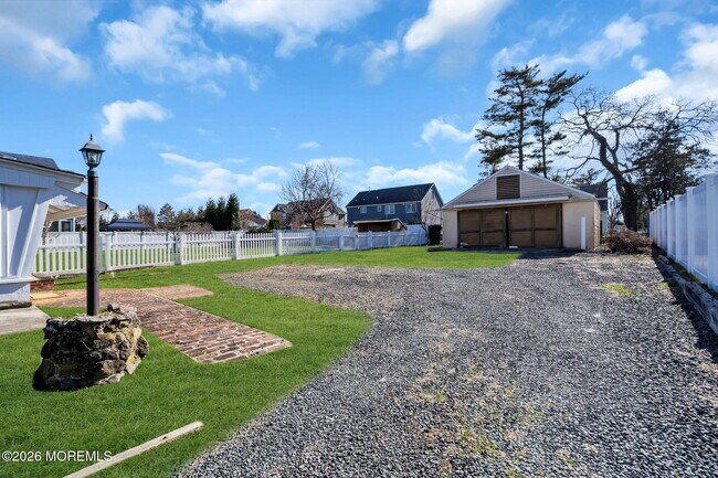 Building Photo - 633 Agnes Ave