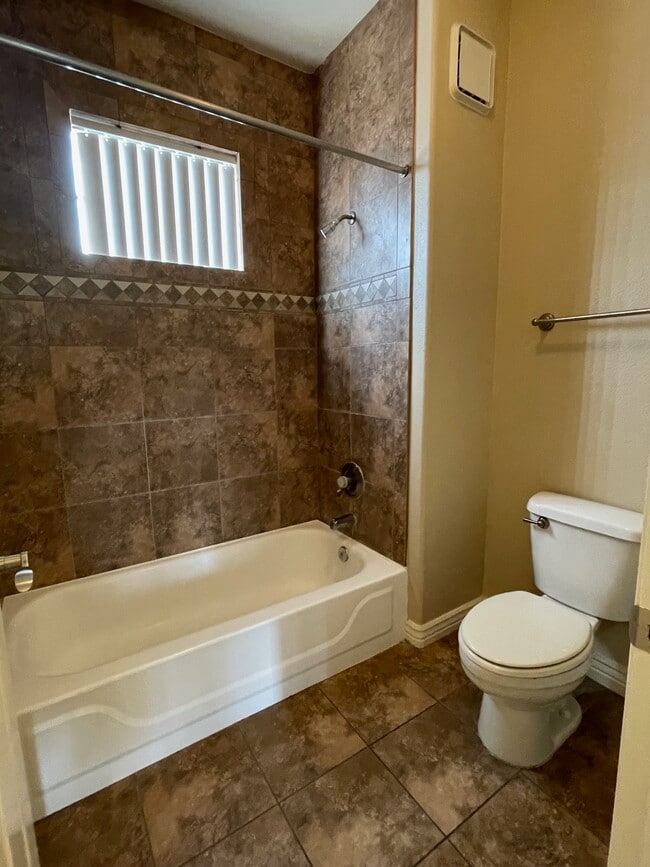 Ensuite Tub/Shower Room - 13700 N Fountain Hills Blvd