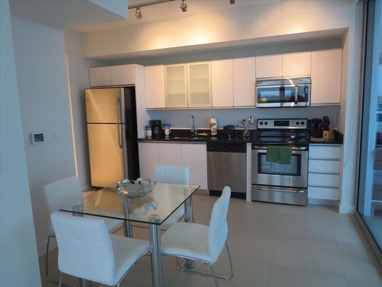 Building Photo - 6551 Collins Ave