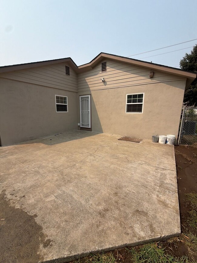 Building Photo - Freshly remodeled 3br 1ba, garage, LVP Flooring throughout.