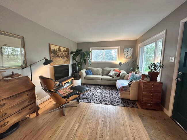 Building Photo - $0 DEPOSIT OPTION. Quaint 2 Bed, 1 Bath Ra...