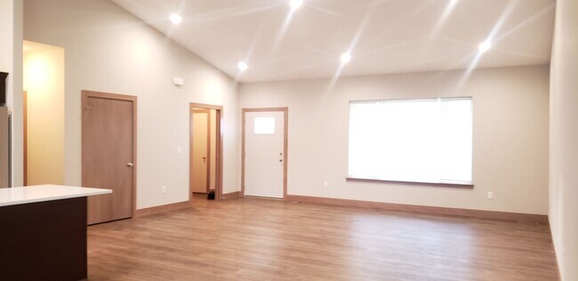 Building Photo - 1404 E 6th St