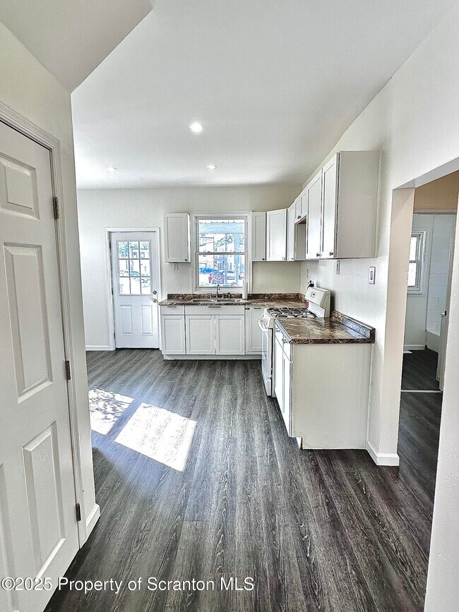 Building Photo - 266 Rutter Ave