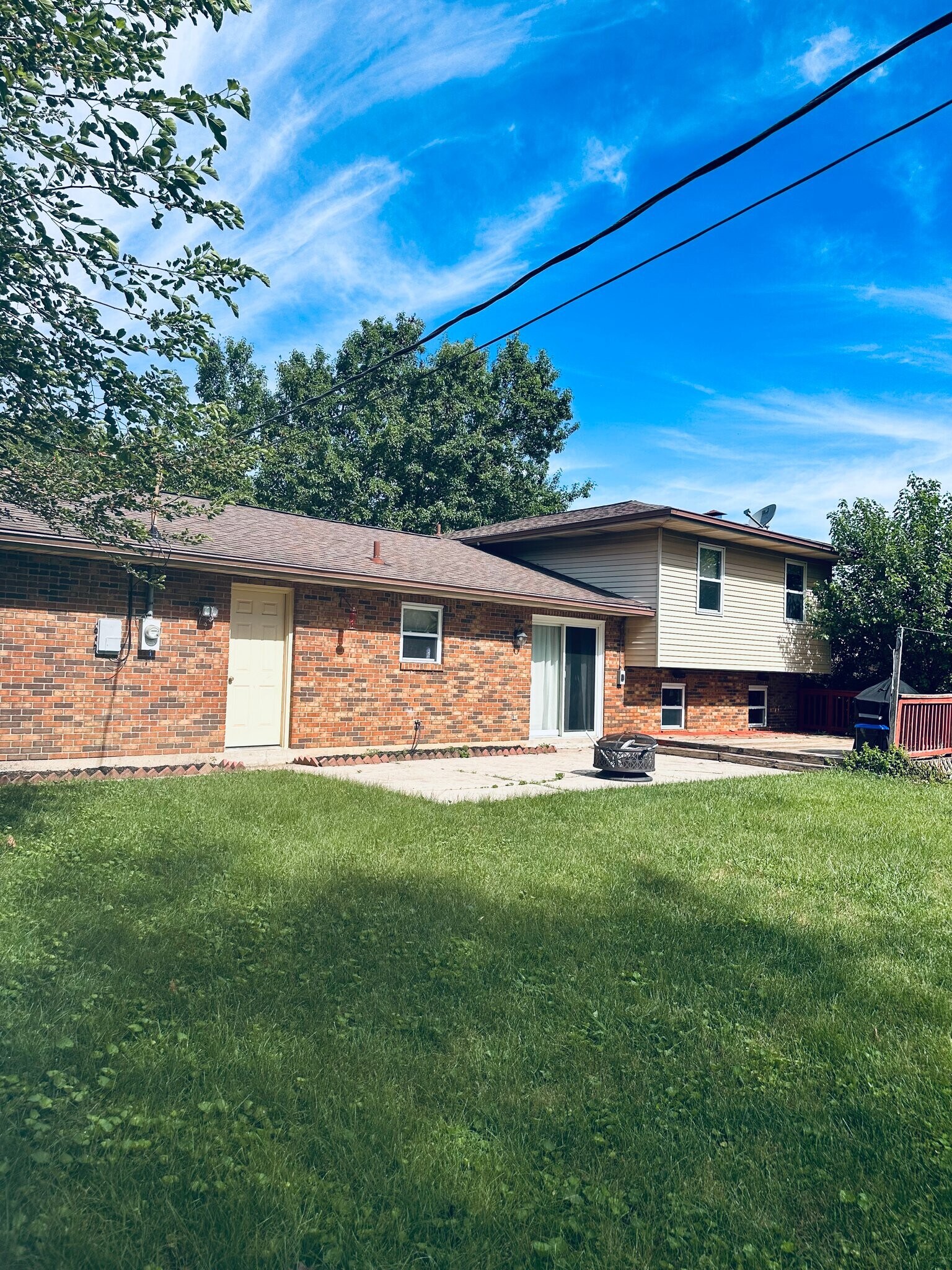 Building Photo - 5876 Coachmont Dr