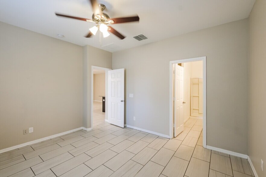 Building Photo - 8828 S 41ST Dr