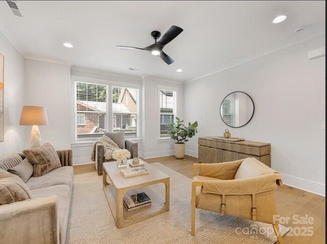 Building Photo - Beautiful and spacious 4-bedroom, 5-bath h...