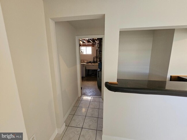 Building Photo - 14236 Caroline St