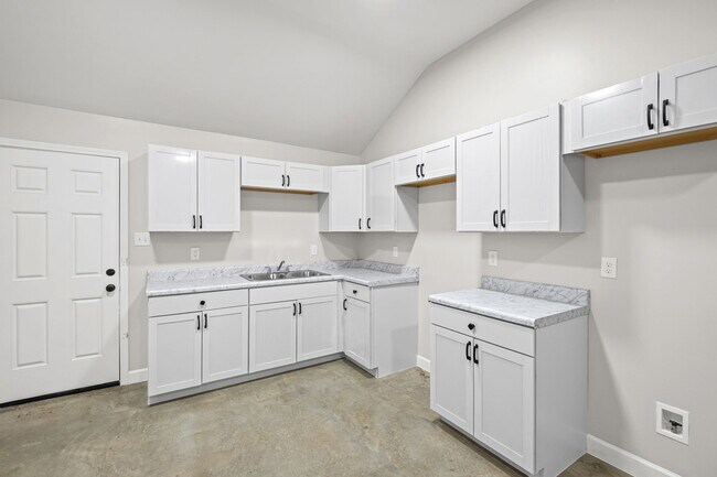 Building Photo - 660 Gilleas Rd