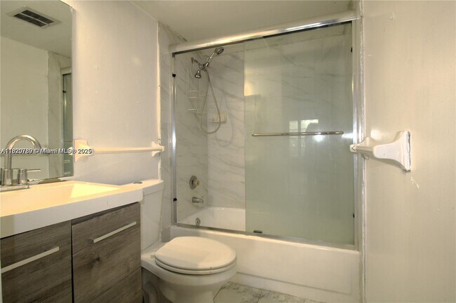 Building Photo - 4168 Inverrary Dr