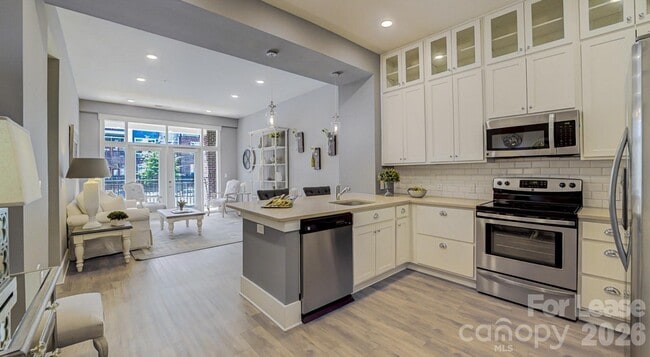 Building Photo - 16408 Holly Crest Ln