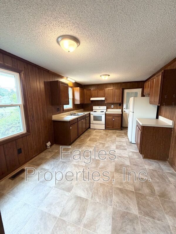 Building Photo - 605 S Oleander Ave