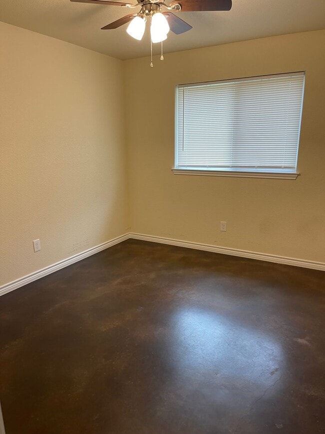 Building Photo - Newer Brick 3/2 Home