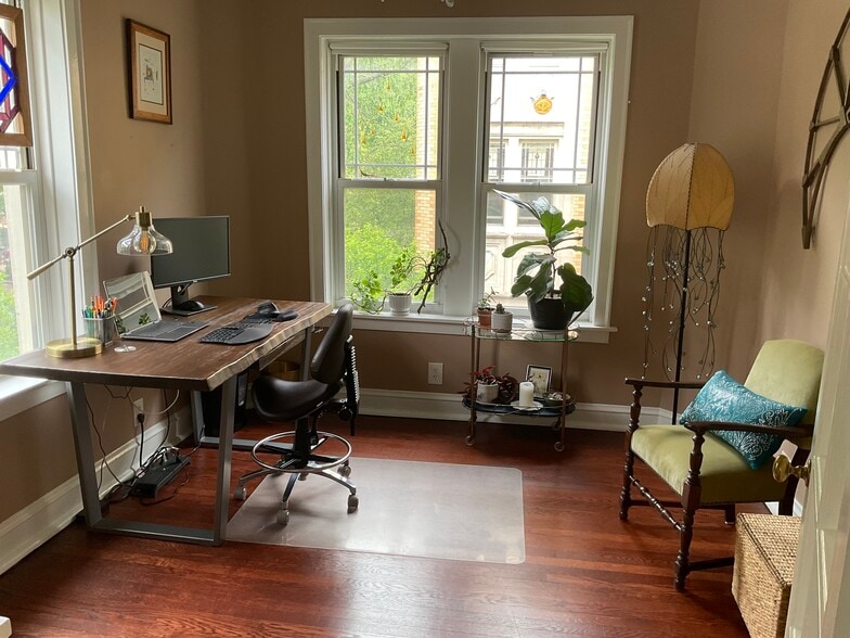Third bedroom is currently set up as a home office - 825 Forest Ave