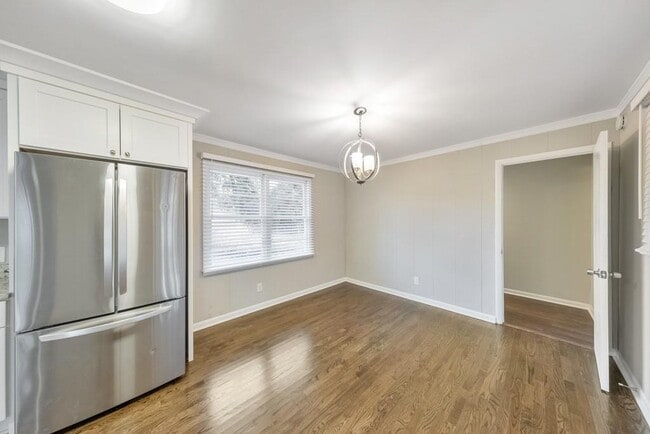 Building Photo - 909 Rosedale Dr