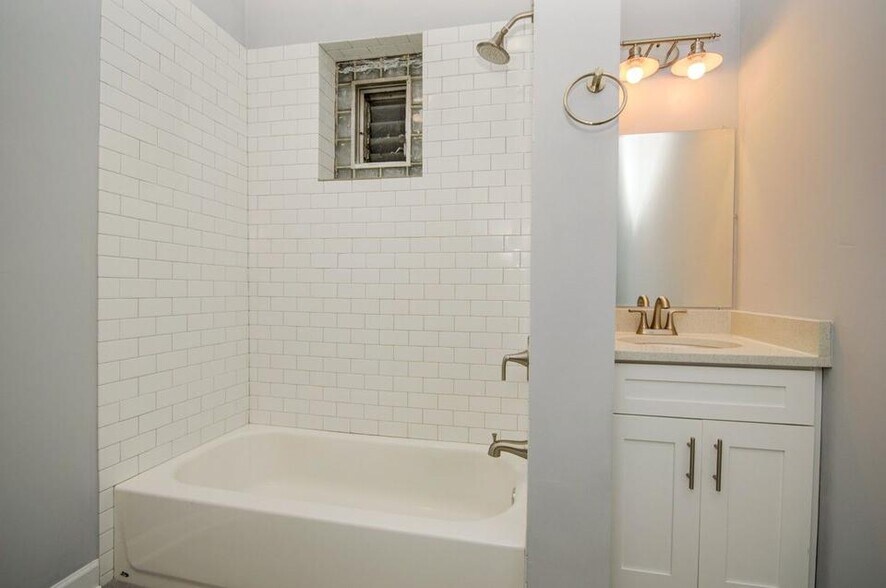 Building Photo - 1752 W 21st Pl