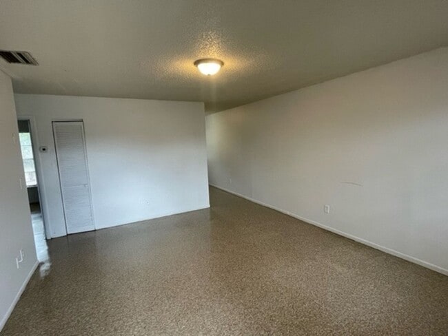Building Photo - 2 bed 1.5 bath duplex