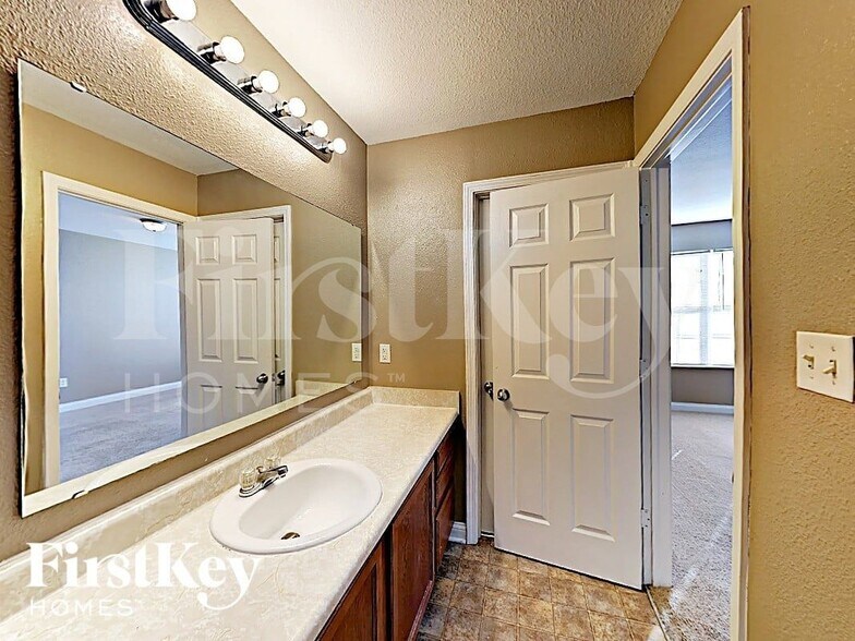 Building Photo - 3944 Hornickel Dr