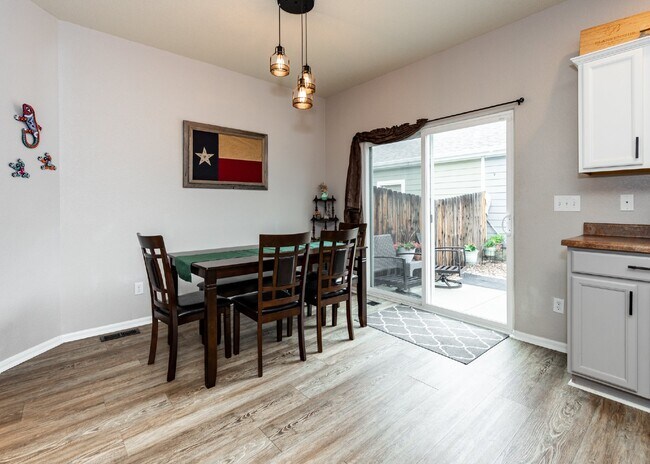 Building Photo - Spacious townhome with low maintenance.